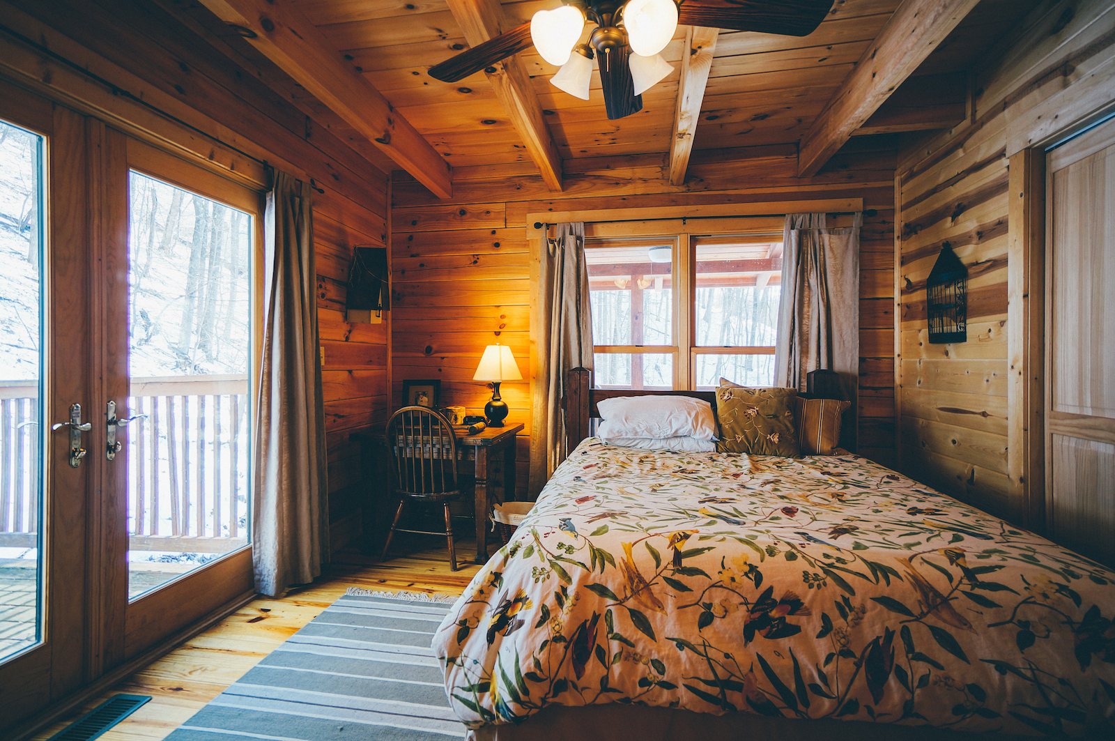 A bedroom in the Bent Tree Cabin.